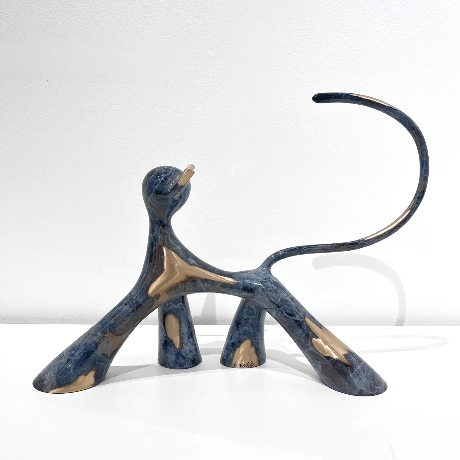 Sculpture Petit Déter-Minet, marbré gris meulé, verticalité affirmée, texture minérale et présence graphique.