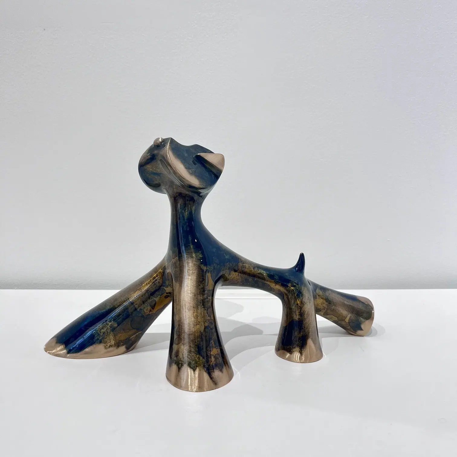 Sculpture Petit Mozart, bleu nuit brossé meulé, reflets profonds, posture élégante et volumes compacts.