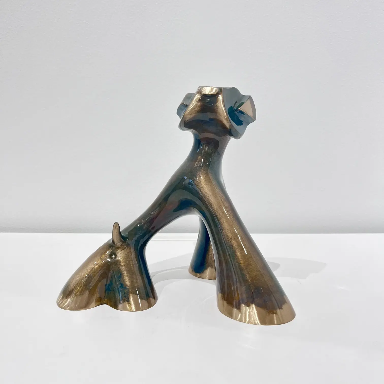 Sculpture chien Petit Rocky, bleu et gris meulé, allure dynamique, surface lisse et reflets froids.