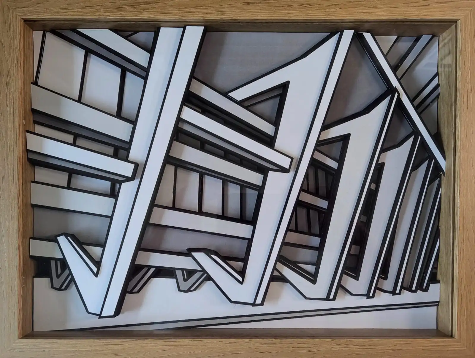 Relief abstrait noir et blanc aux structures angulaires superposées, lignes dynamiques évoquant une architecture fracturée en profondeur.