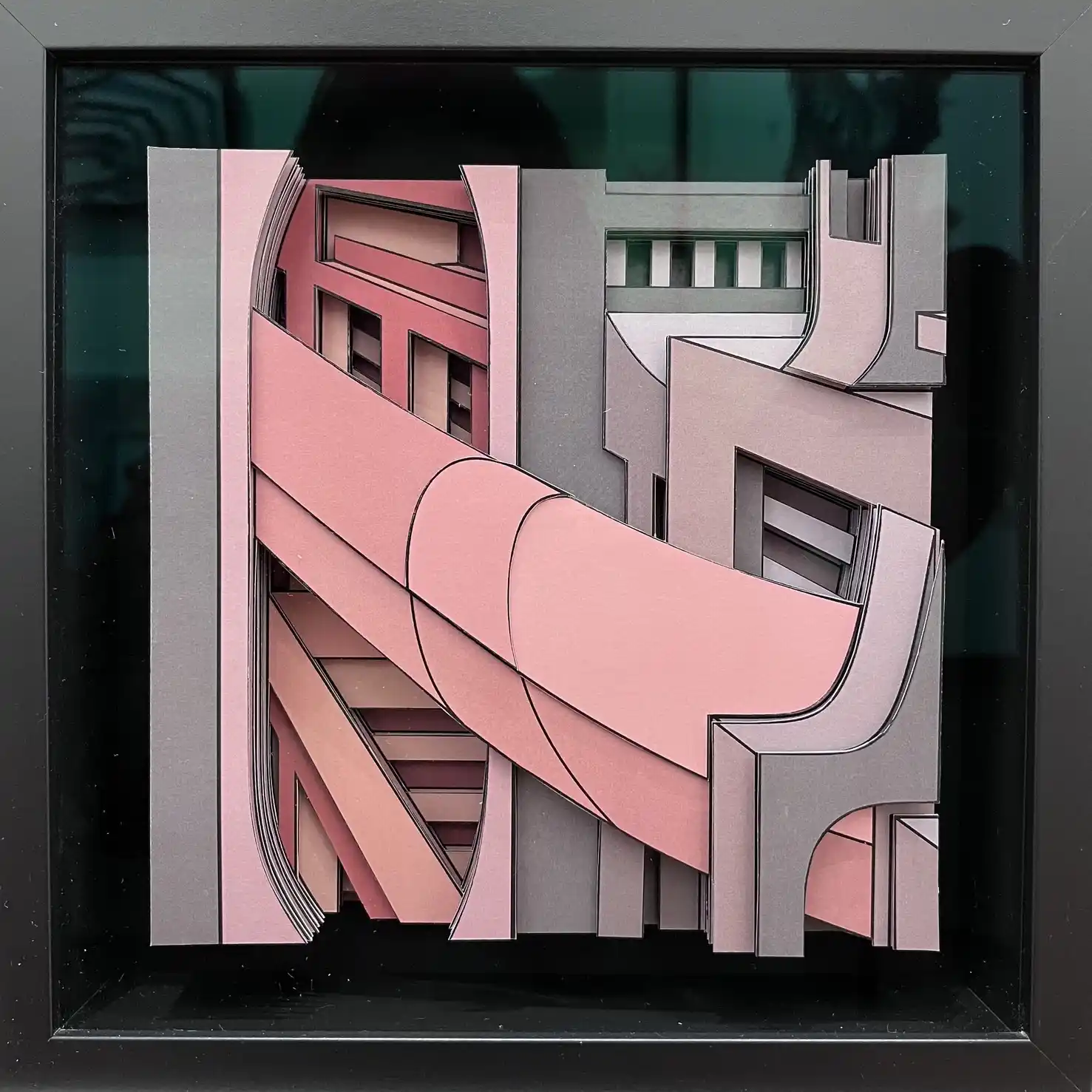 Relief géométrique rose et grises, marquant une architecture. 