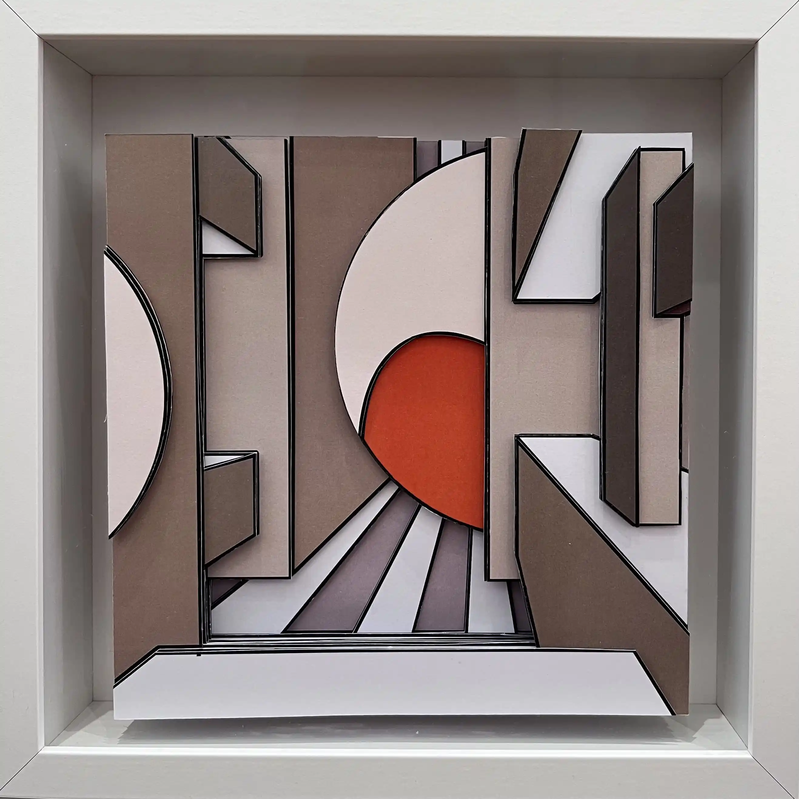 Relief géométrique marron et cercle rouge, marquant une architecture.