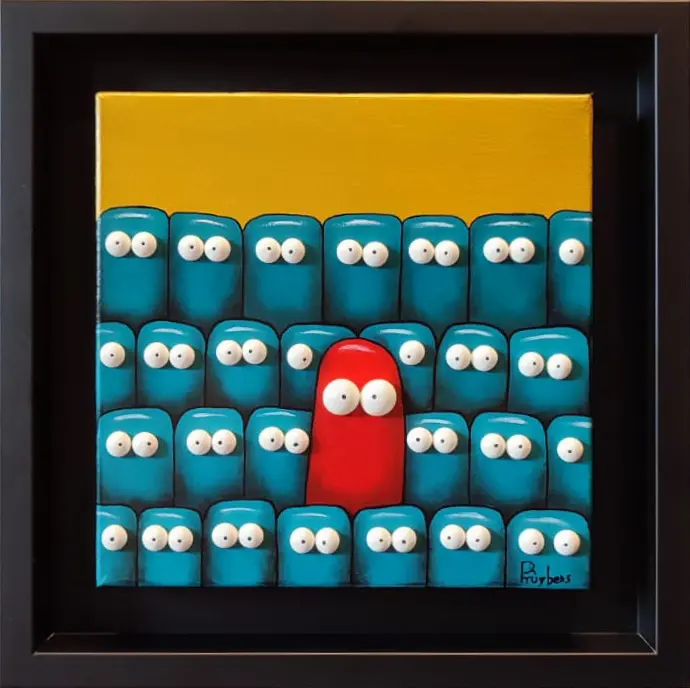Foule de personnages bleu canard aux yeux blancs sur fond jaune, un être rouge au centre en relief.