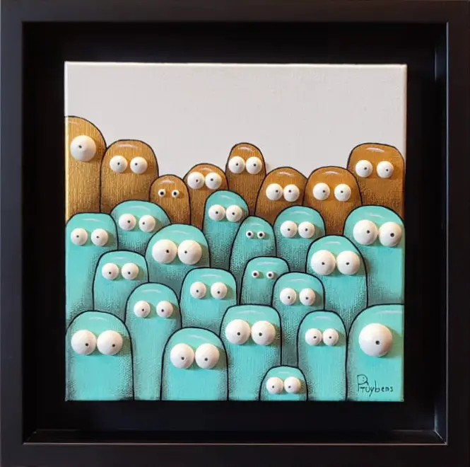 Petits personnages ronds turquoise et marron aux yeux globuleux en relief sur fond blanc ivoire