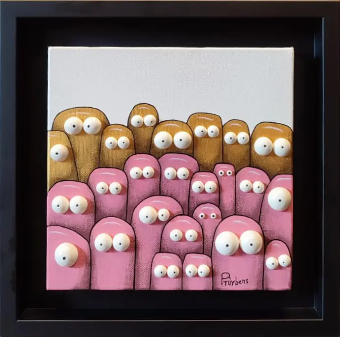 Foule compacte de personnages rose et marron aux yeux ronds en relief sur fond blanc.