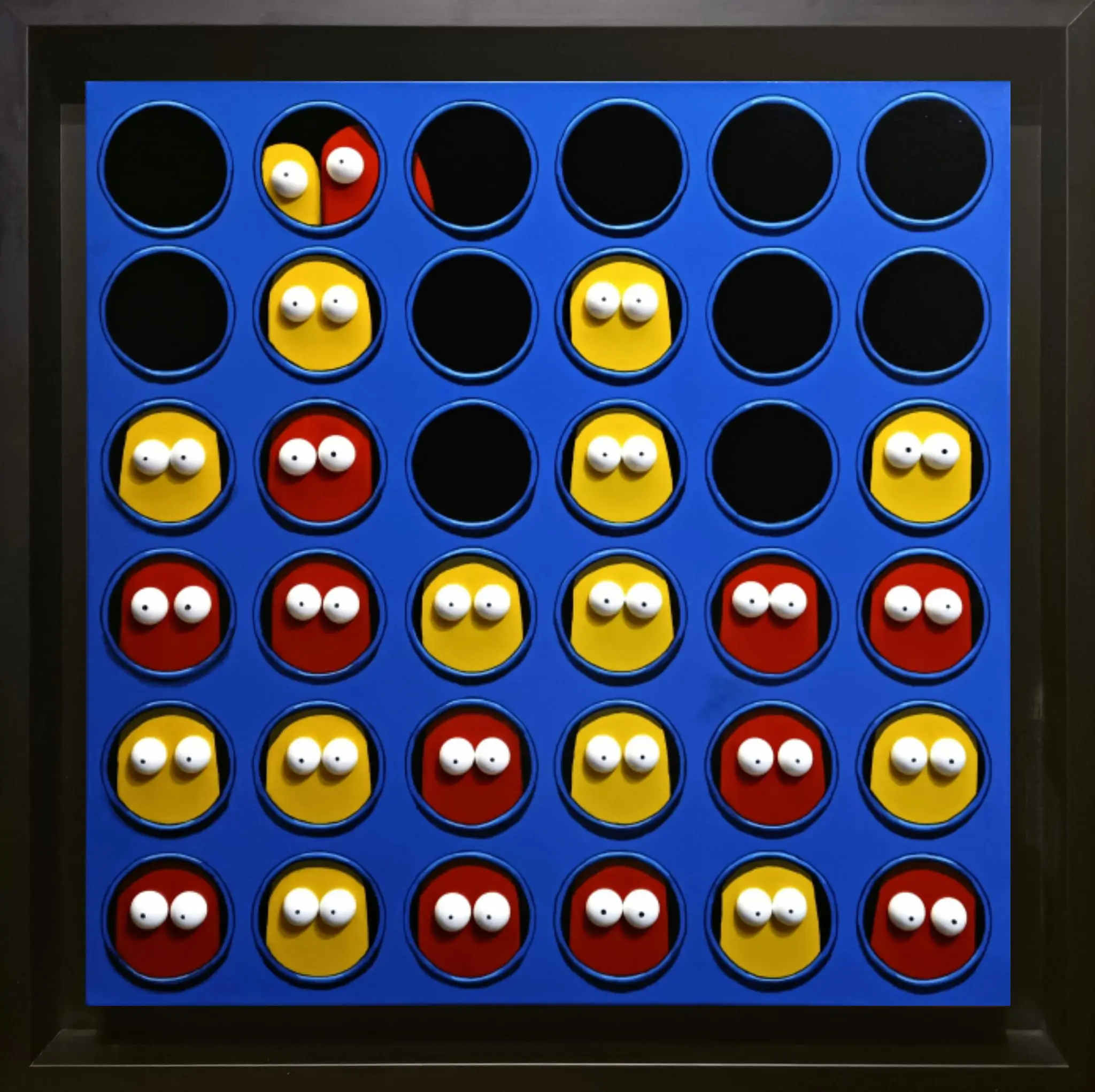 Grille bleue type puissance 4 avec personnages jaunes et rouges aux yeux blancs en relief.