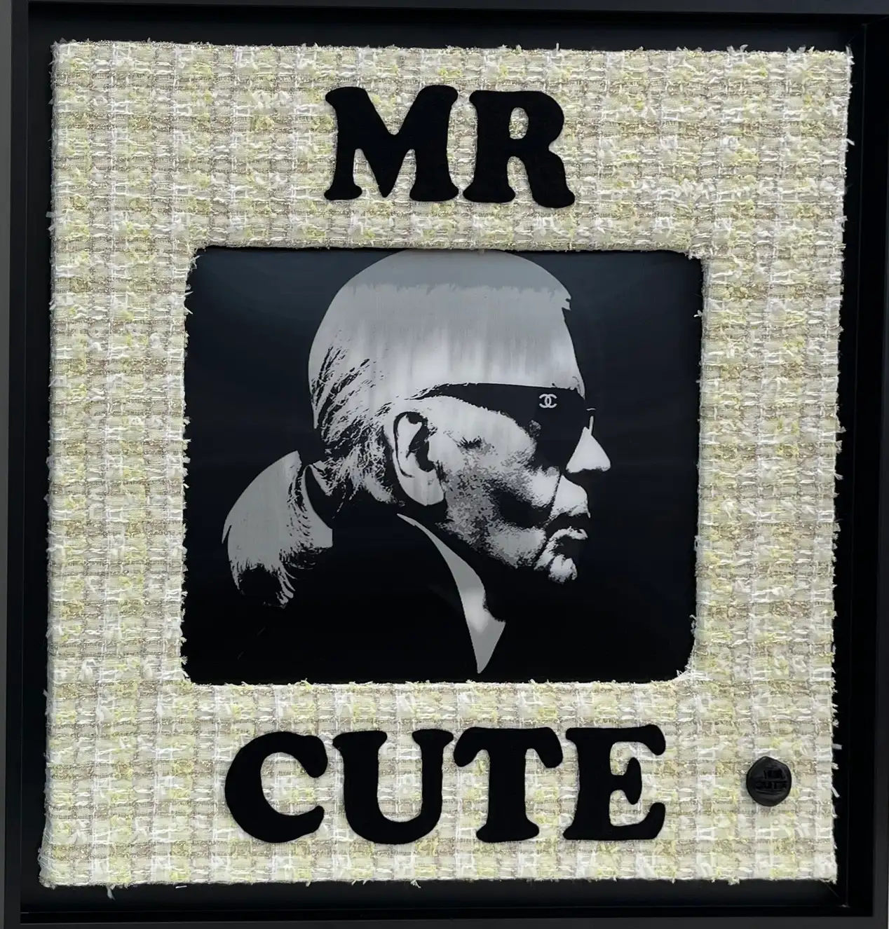 Diapositive lenticulaire, profil Karl Lagerfeld en noir et blanc sur fond tweed crème ivoire, logo Chanel sur lunettes noires