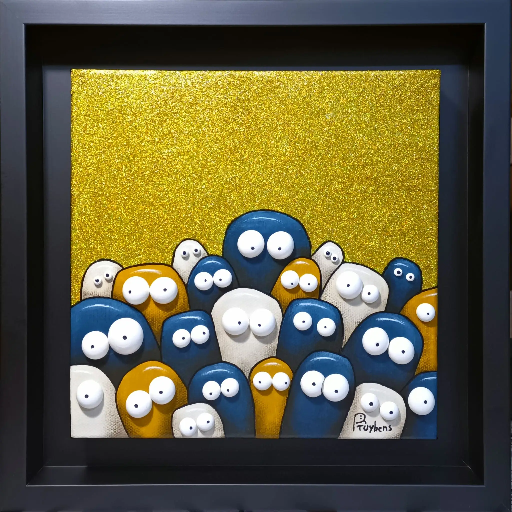 Foule compacte de personnages bleu, jaune et blanc aux yeux ronds en relief sur fond doré