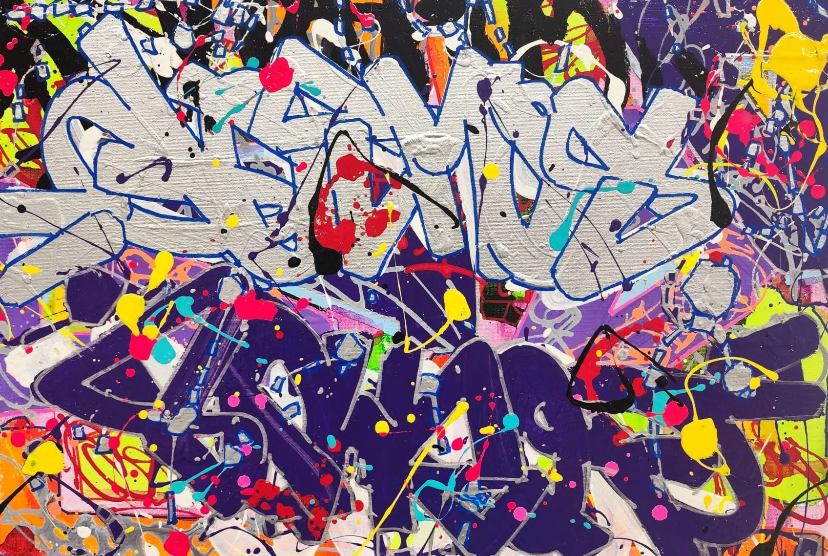 Graffiti abstrait en violet, argent et jaune vif, lettrage superposé et éclaboussures multicolores sur fond noir.