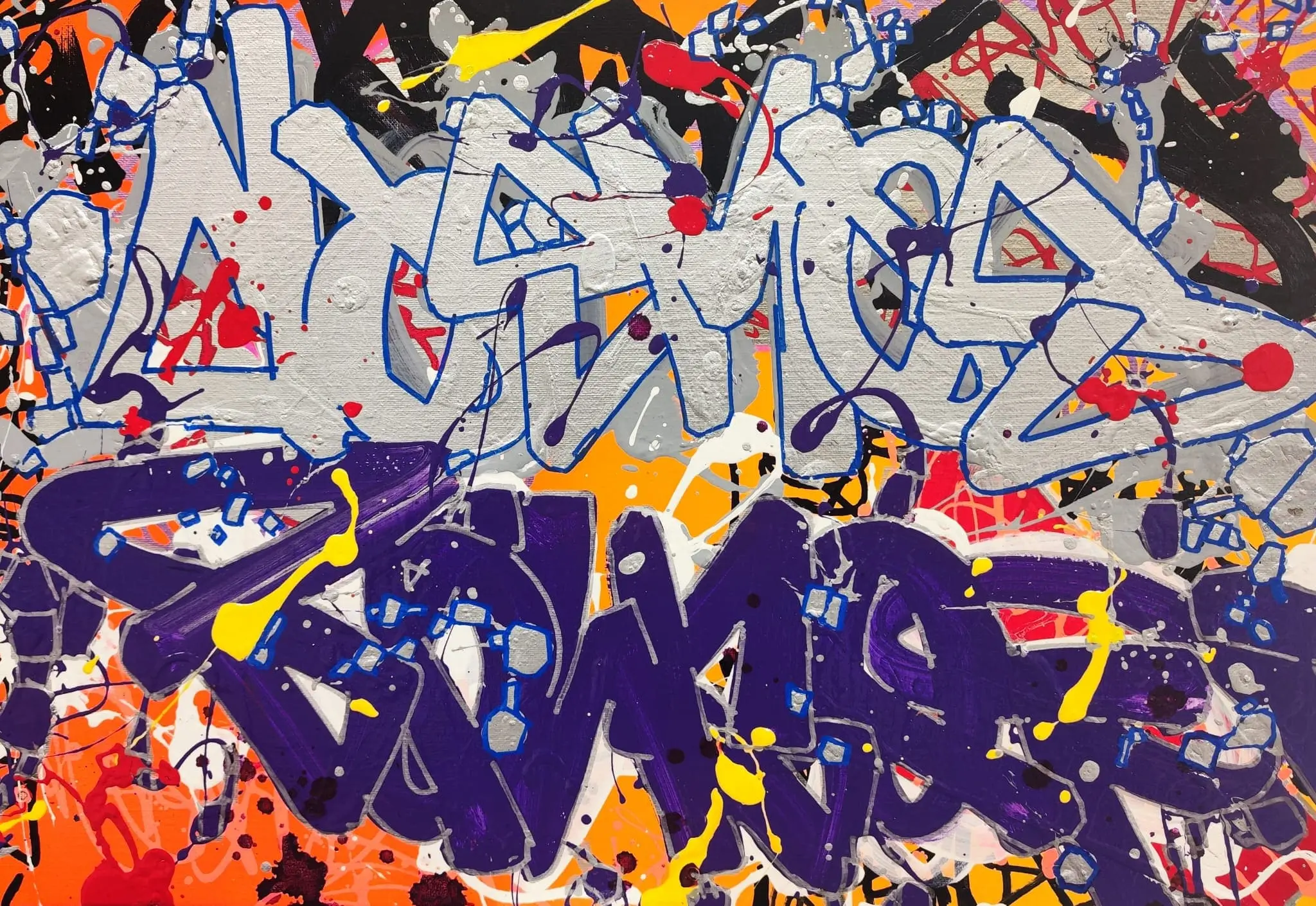 Lettrage graffiti argenté et violet, contours bleus, éclats orange et rouges, ponctué de coulures jaunes sur fond noir.