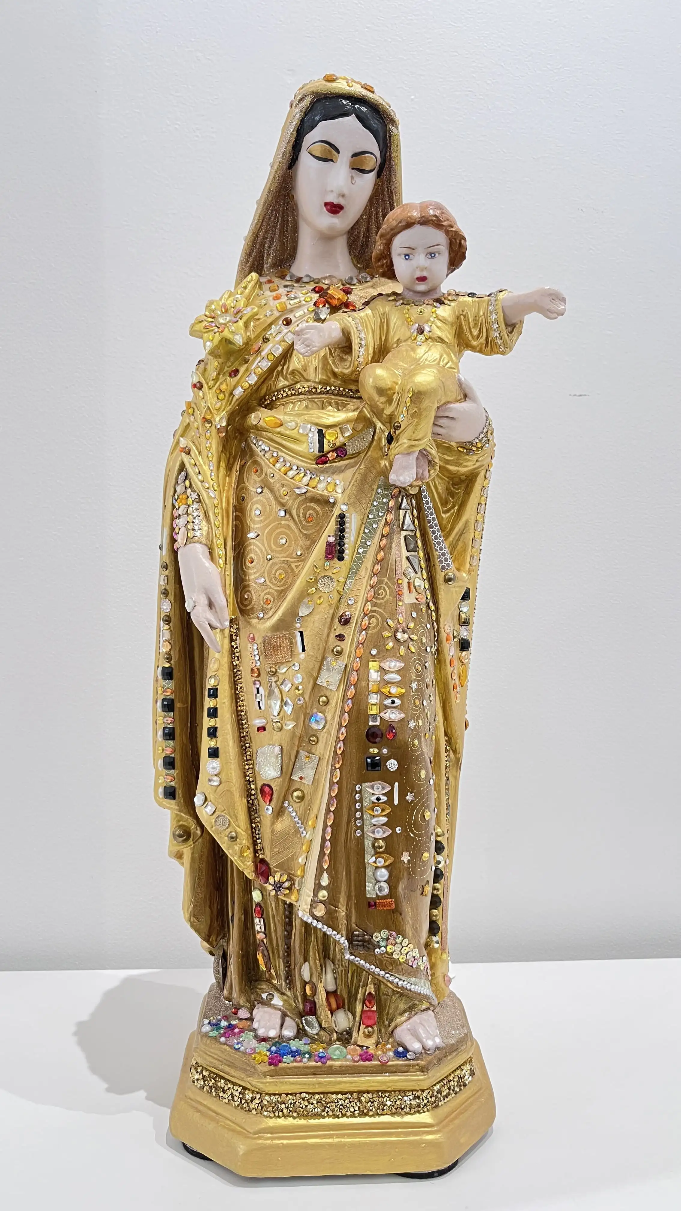 Vierge à l'Enfant dorée façon Klimt, robe ornée de bijoux colorés, larme peinte, style Art nouveau.