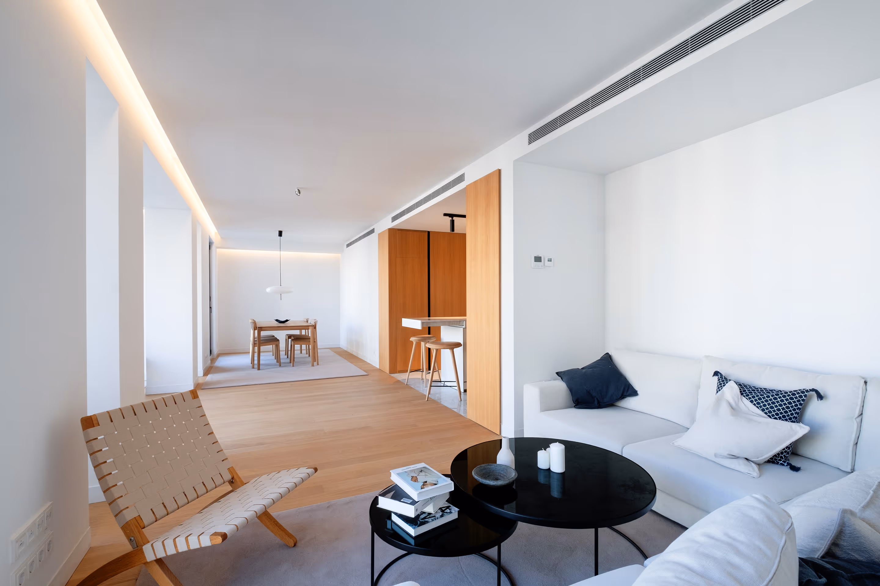 Foto de un piso minimal y elegante con un gran salon iluminado