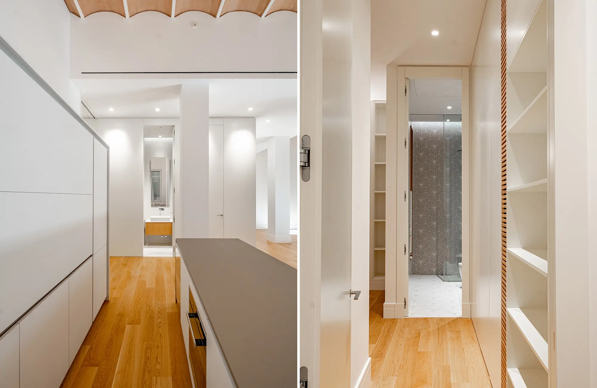 Pasillo y vestidor divididos. A la izquierda, un corredor luminoso con armarios blancos, suelo de madera clara y detalles en el techo con diseño festoneado que conduce a un baño. A la derecha, un vestidor con estantes empotrados y un baño con azulejos geométricos al fondo.