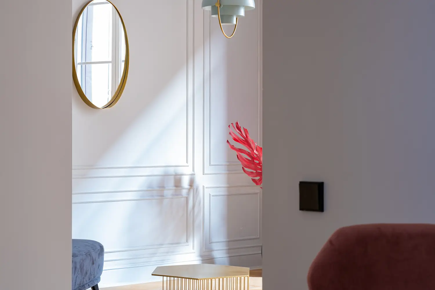 Foto de un espacio en un piso de lujo con elementos modernos y coloridos