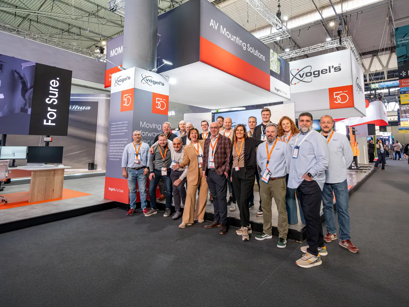 Grabación de contenido audiovisual en feria tecnológica con pantalla LED y demostración en directo, fotografía profesional de evento corporativo.