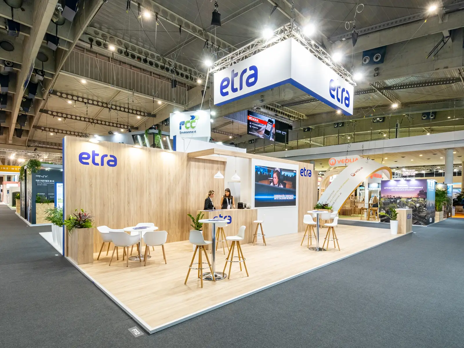 Stand corporativo de ETRA en feria internacional, fotografía profesional de evento con diseño expositivo y branding de marca.