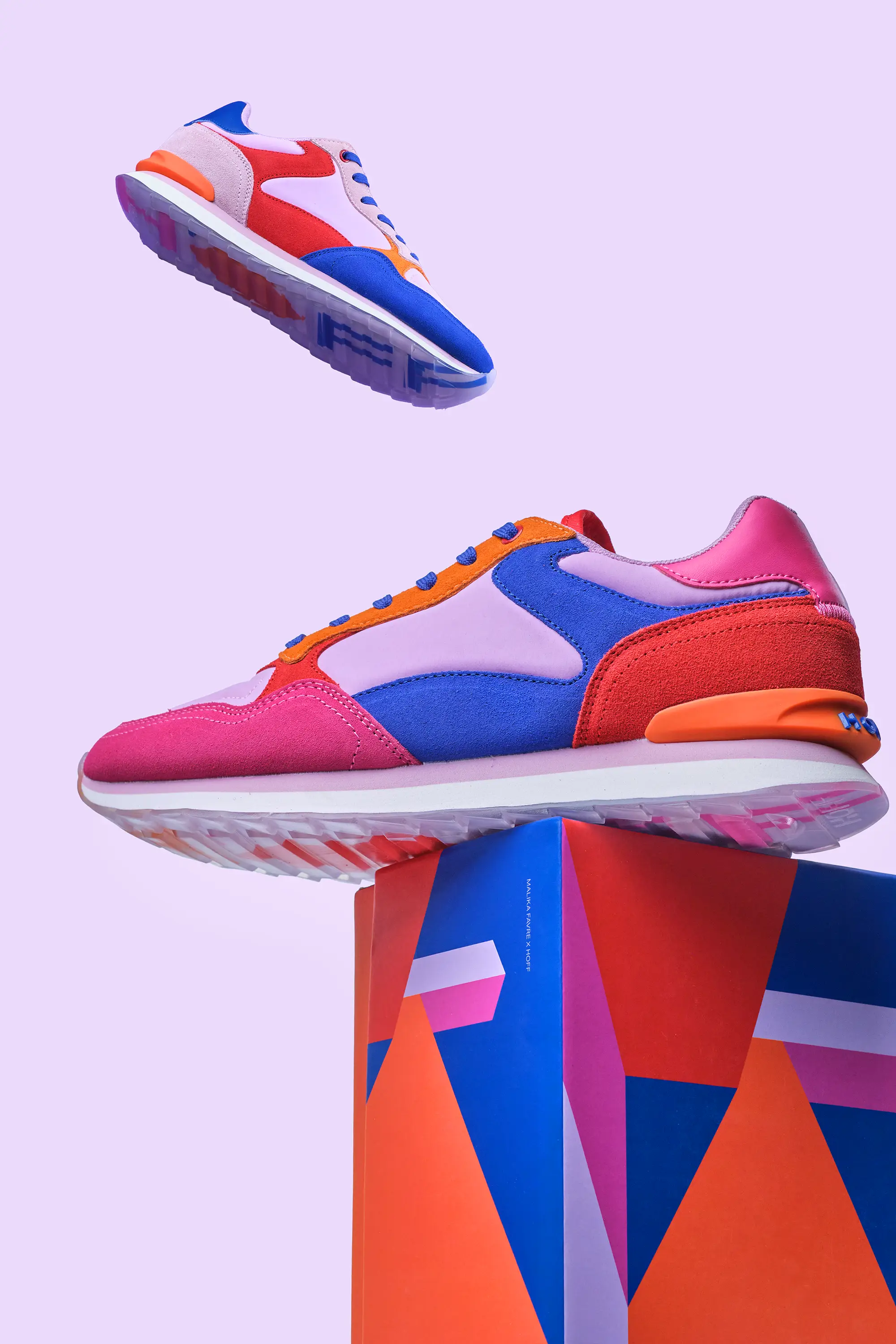 Zapatilla deportiva de colores vibrantes fotografiada en estudio sobre fondo lila, imagen de producto con composición creativa para e-commerce y branding