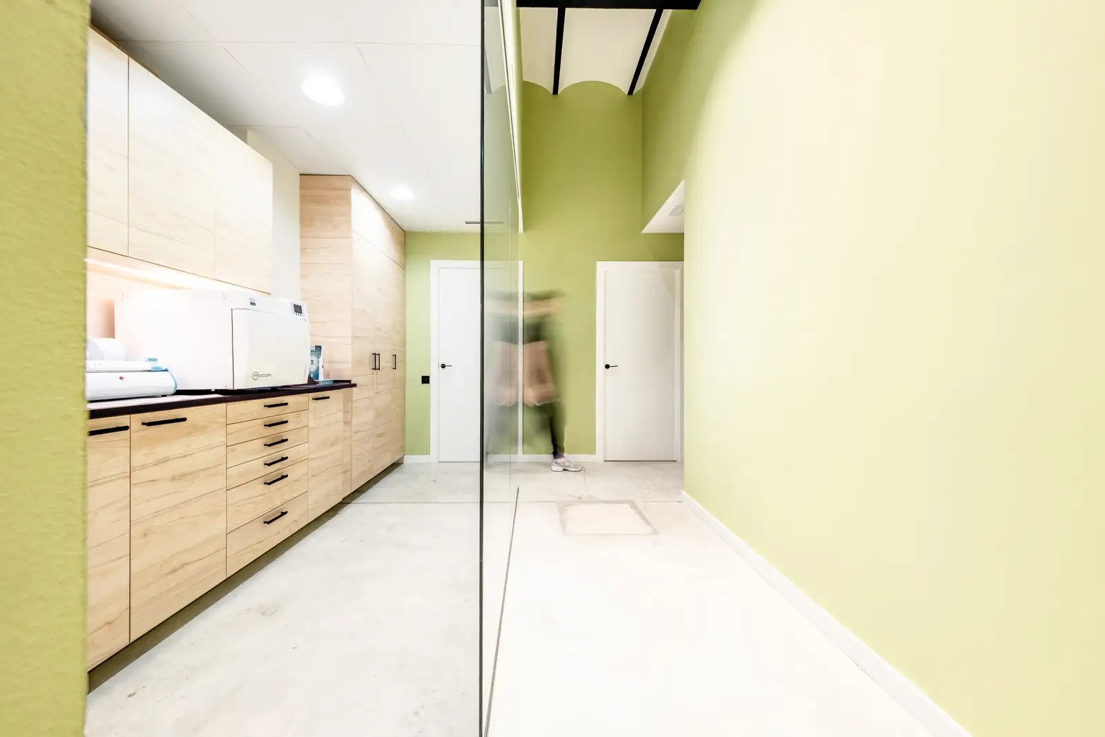 Pasillo luminoso de clínica dental en Barcelona con diseño minimalista