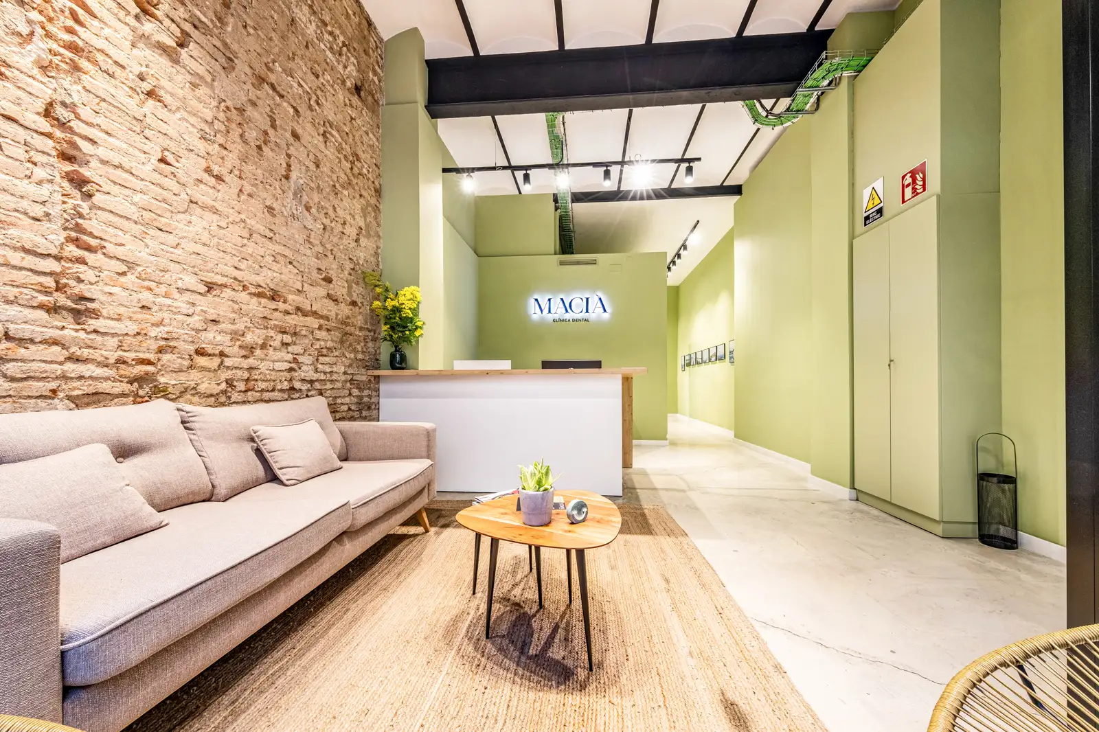 Sala de espera de clínica dental con diseño cálido y moderno