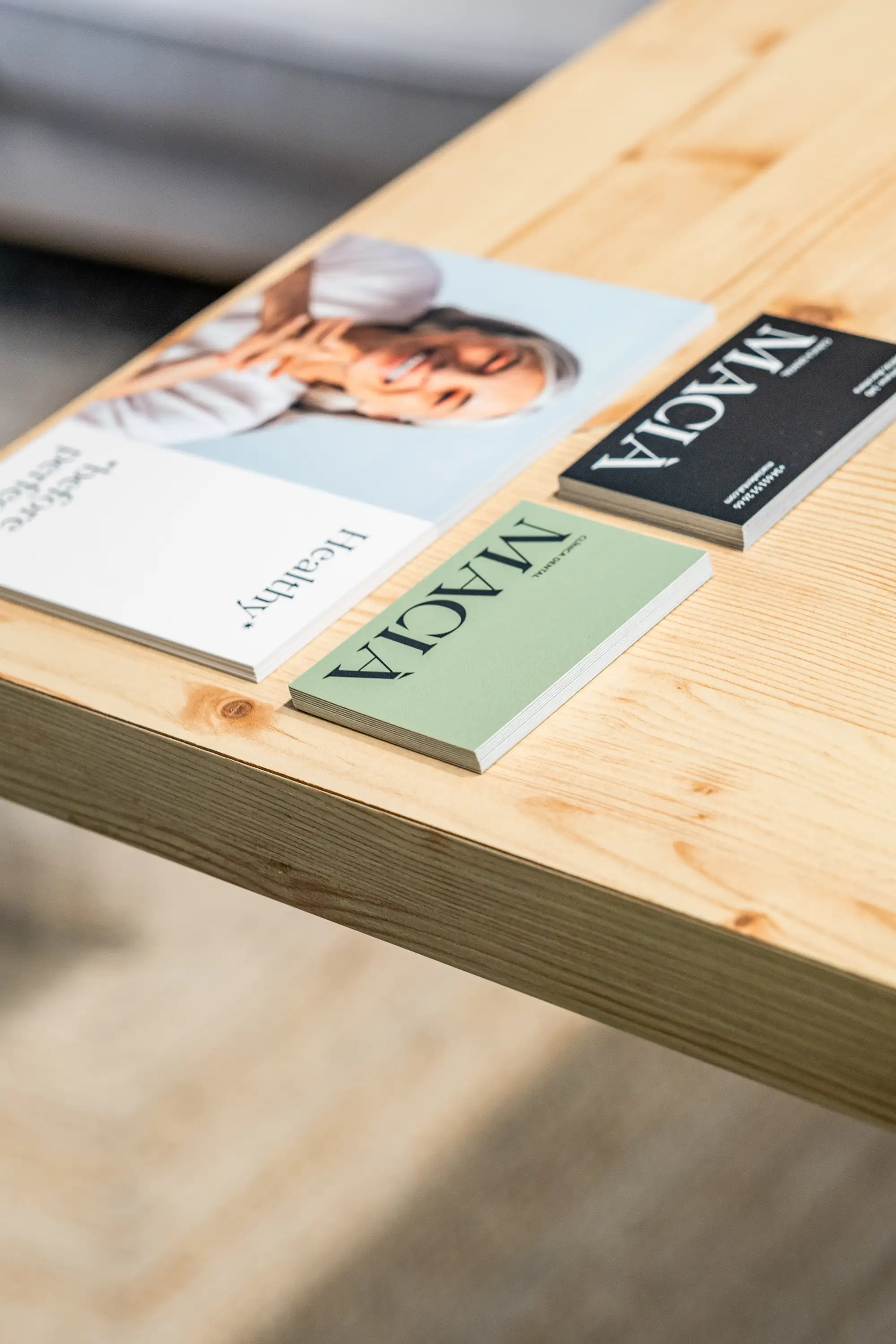 Detalle de folleto corporativo de clínica dental