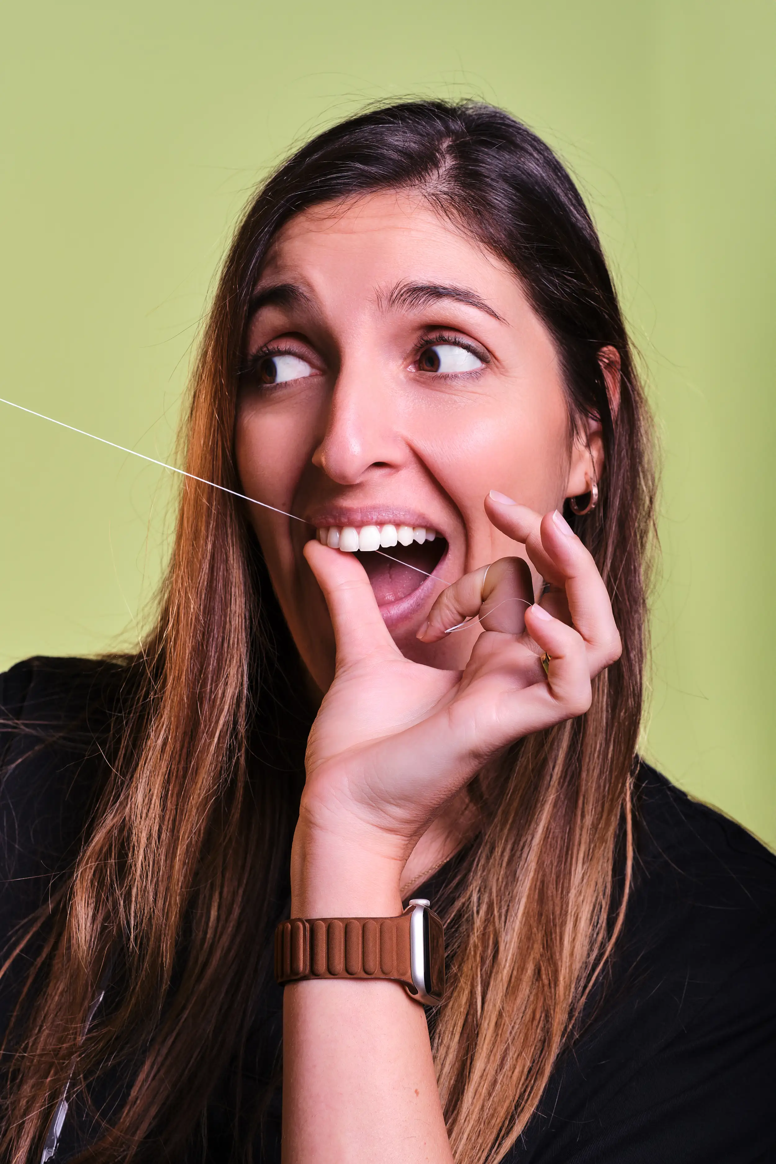 Retrato expresivo y cercano de odontóloga – fotografía corporativa