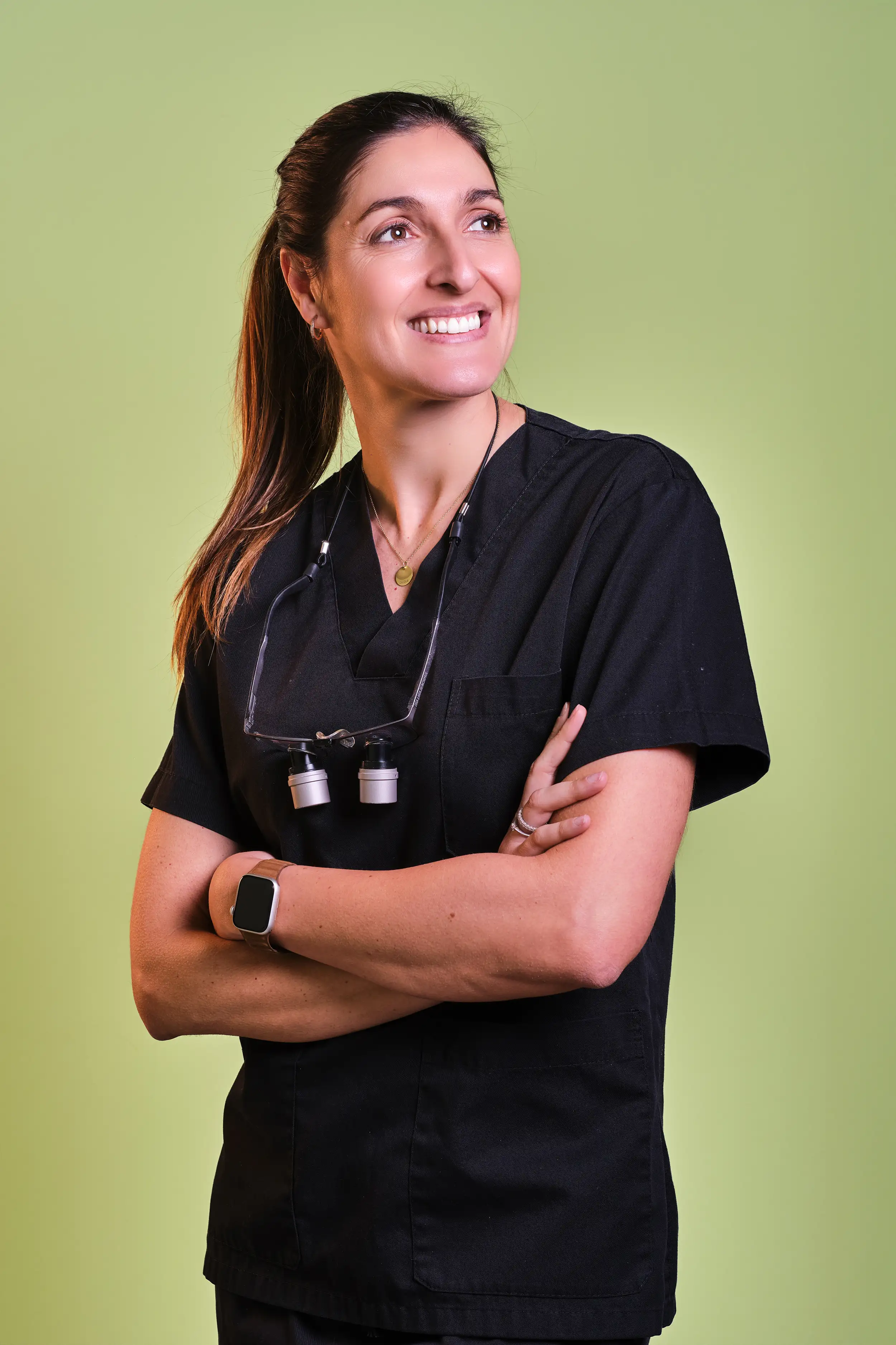 Retrato lateral de profesional de clínica dental con fondo verde