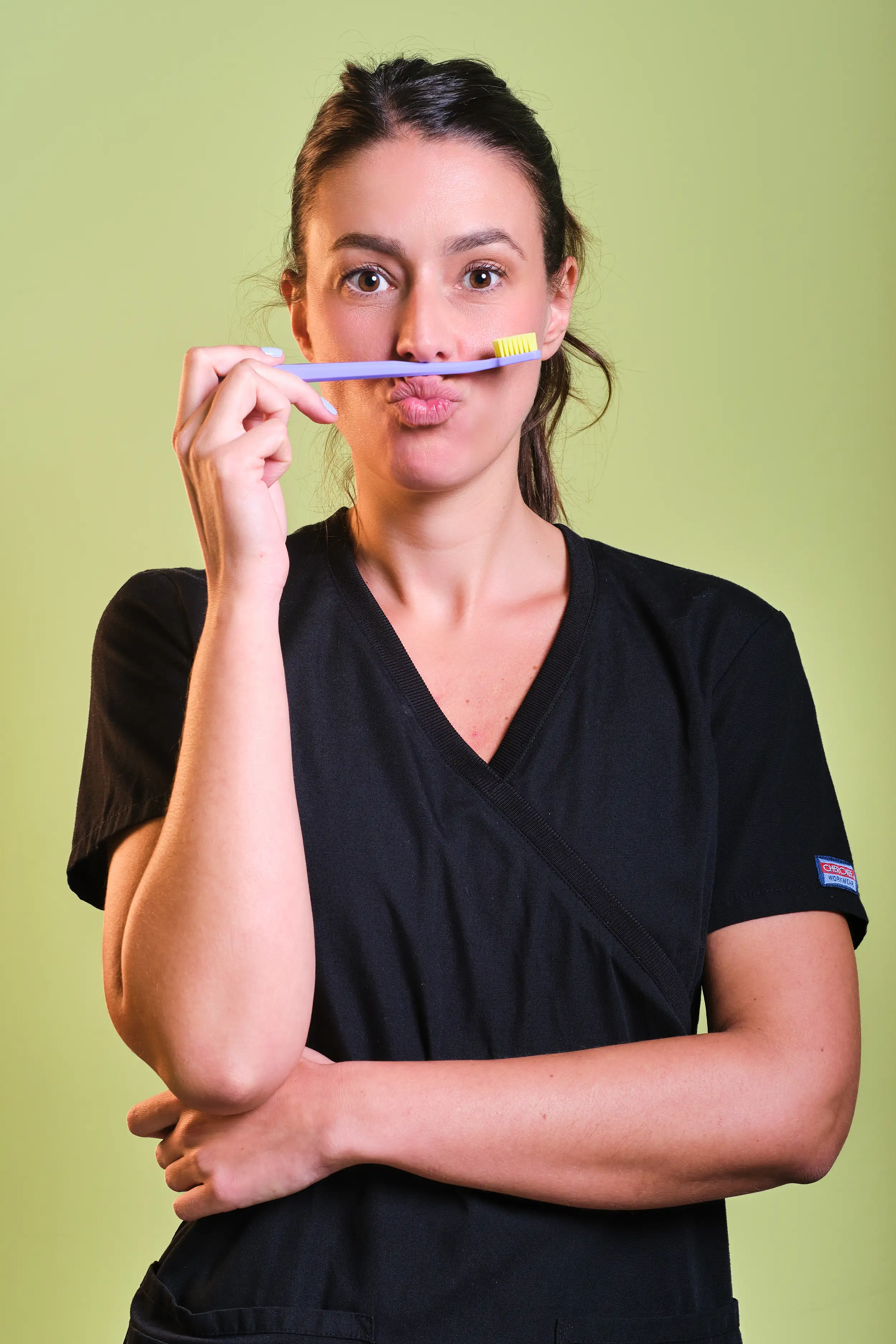 Retrato creativo de odontóloga con cepillo dental – clínica dental moderna