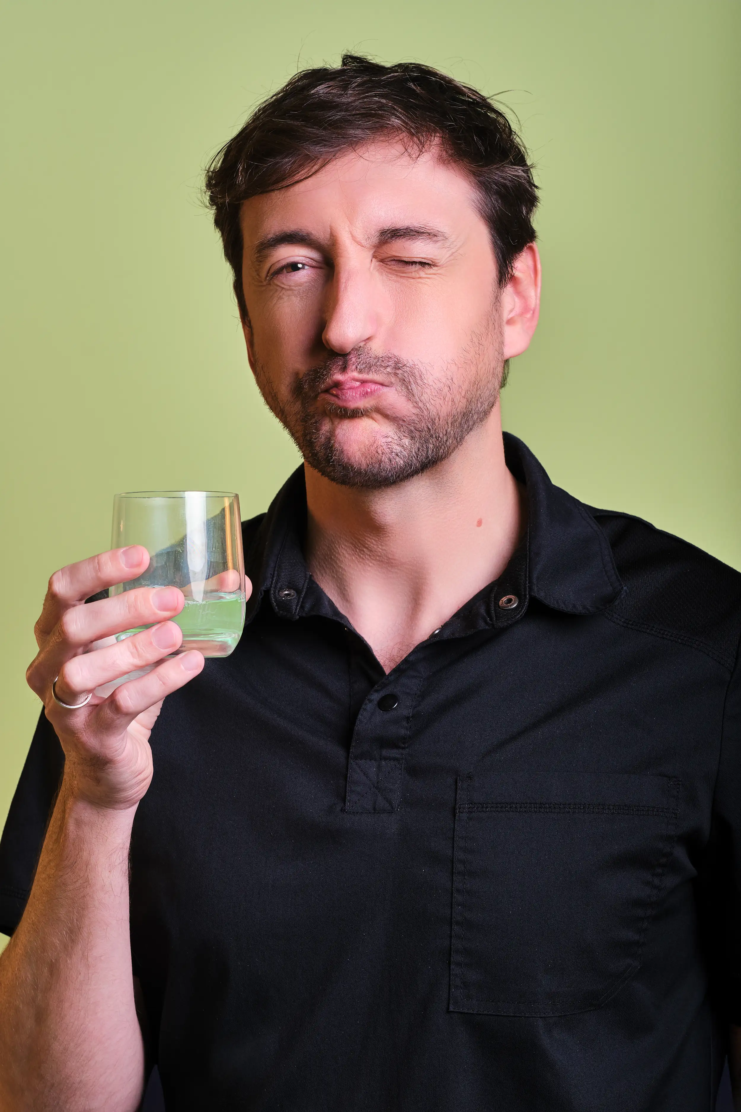 Retrato creativo de odontólogo con herramienta dental