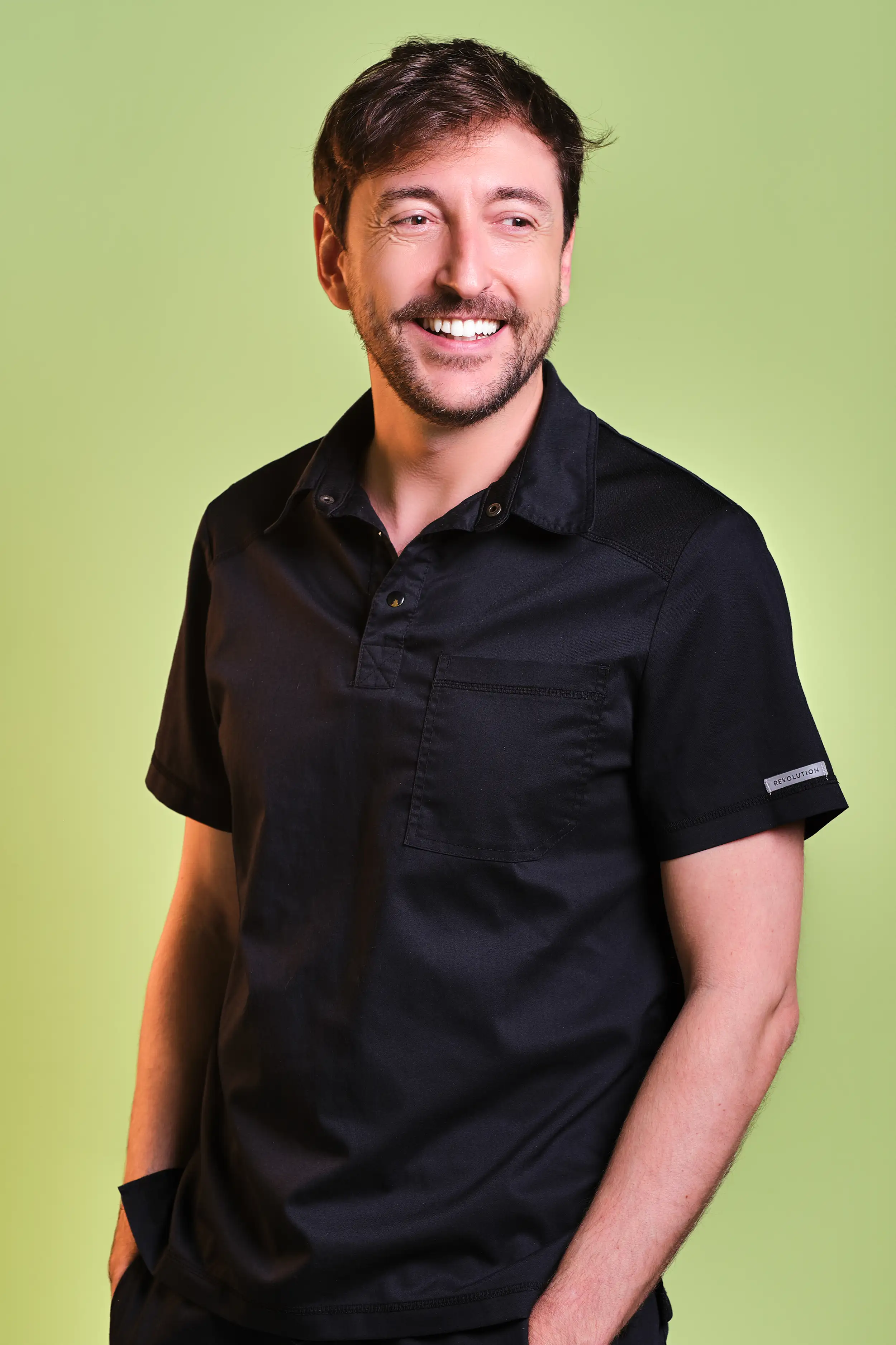 Retrato corporativo masculino con fondo verde – clínica dental Barcelona