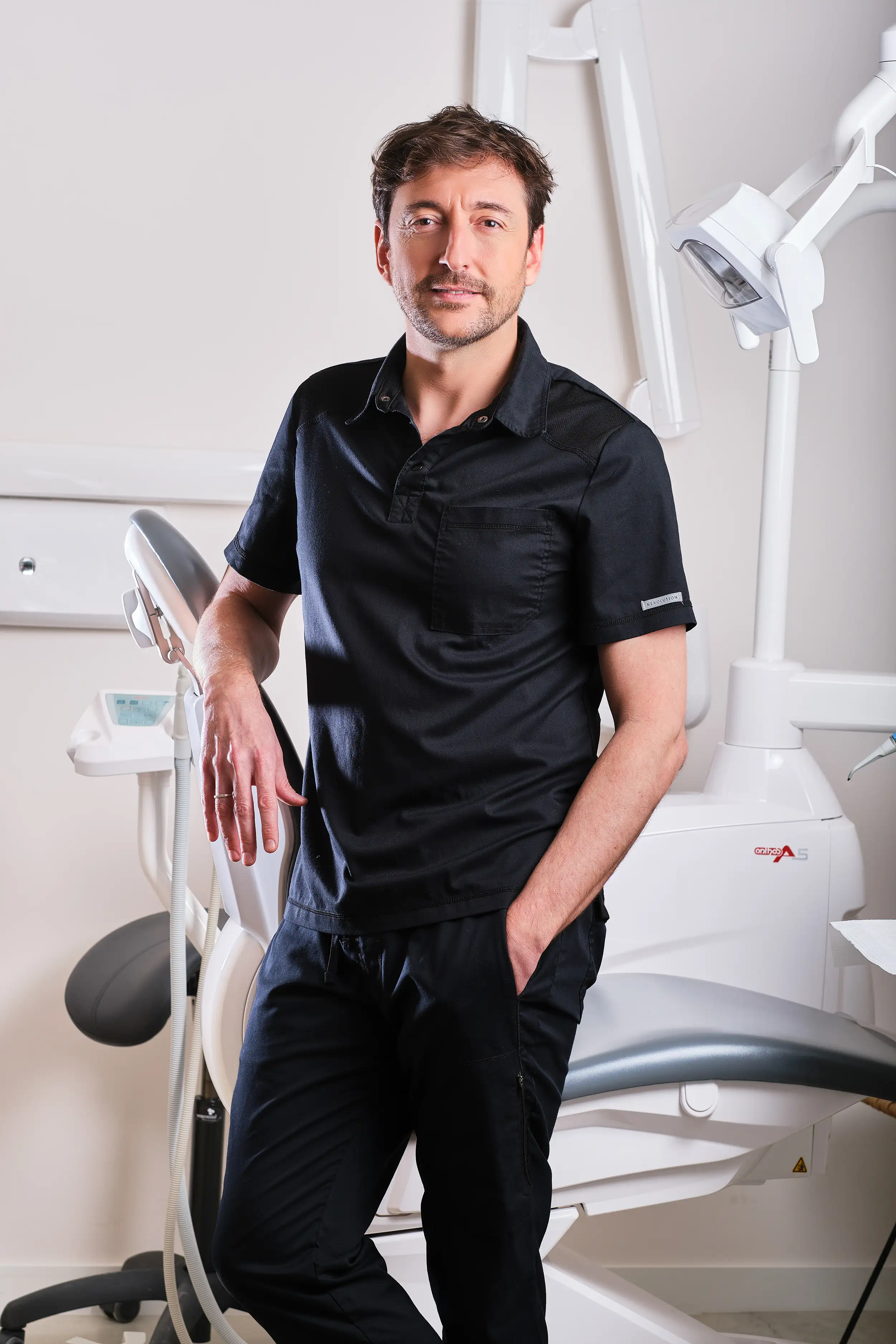 Retrato profesional de dentista en consulta – fotografía corporativa en Barcelona