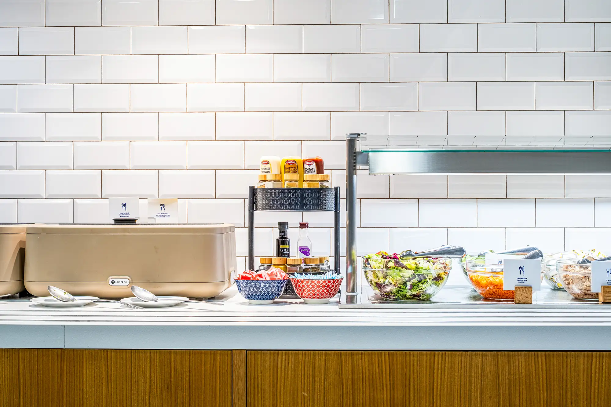 Detalle del buffet de desayuno en hotel Holiday Inn Express Barcelona con alimentos presentados en espacio limpio y ordenado