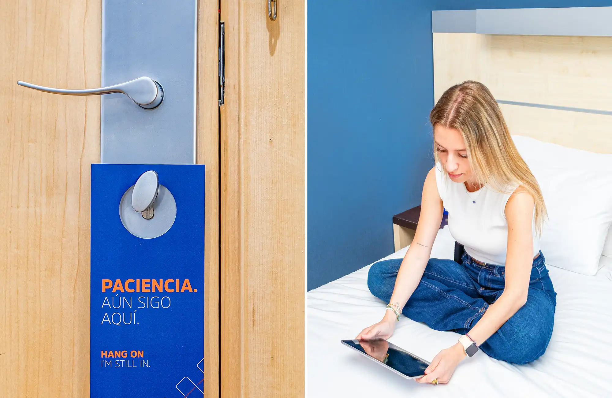 Huésped sentada sobre la cama de una habitación de hotel junto a un cartel colgado en la puerta