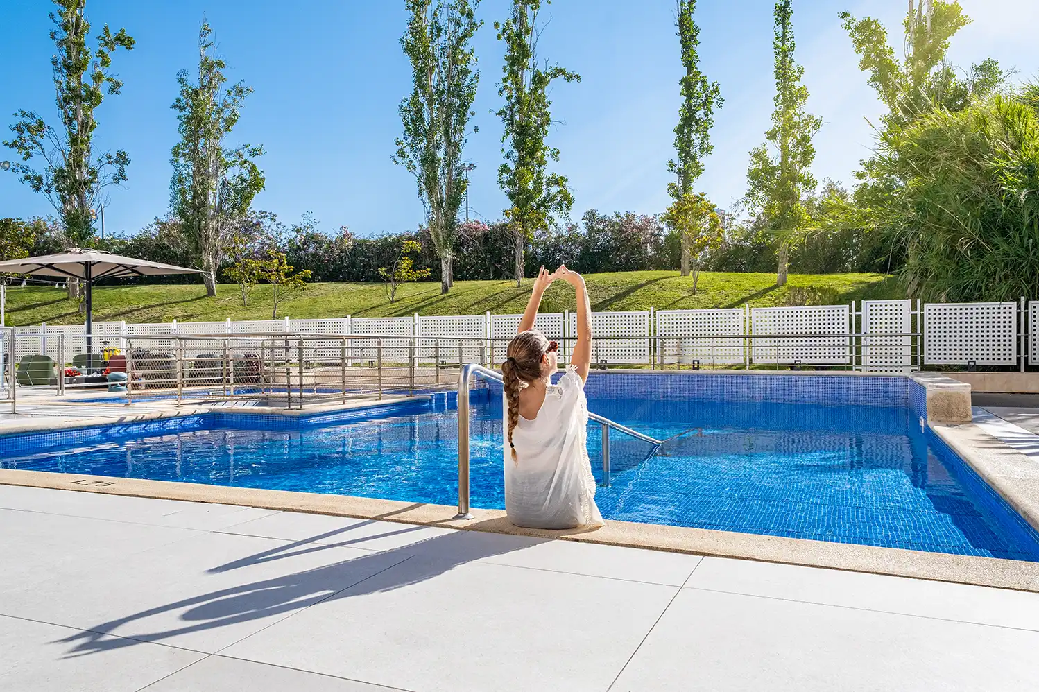 Modelo disfrutando de la piscina exterior del Ibis Styles Barcelona Sant Joan Despí.