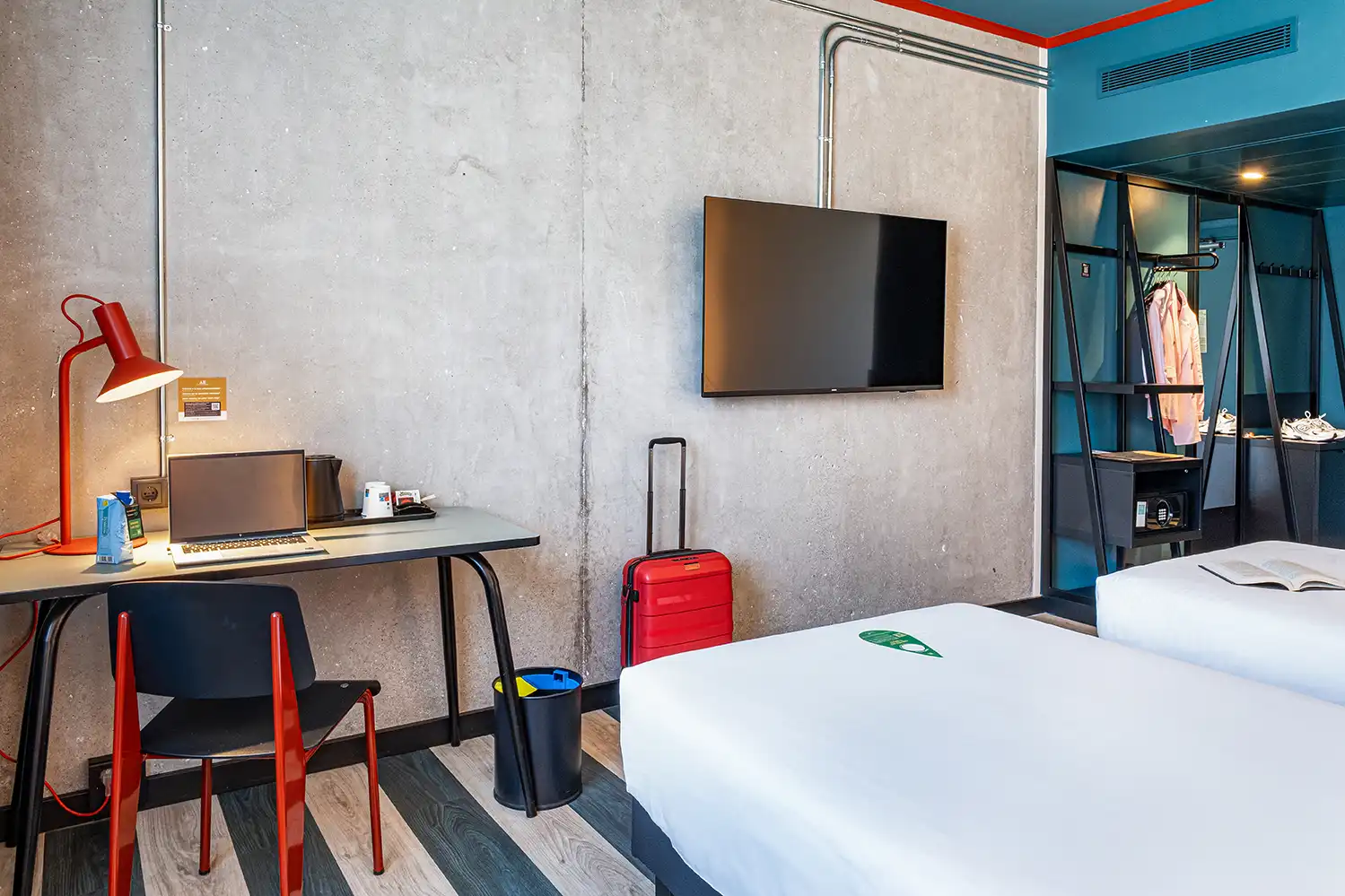 Habitación del Ibis Styles Barcelona Sant Joan Despí con zona de escritorio y televisión.
