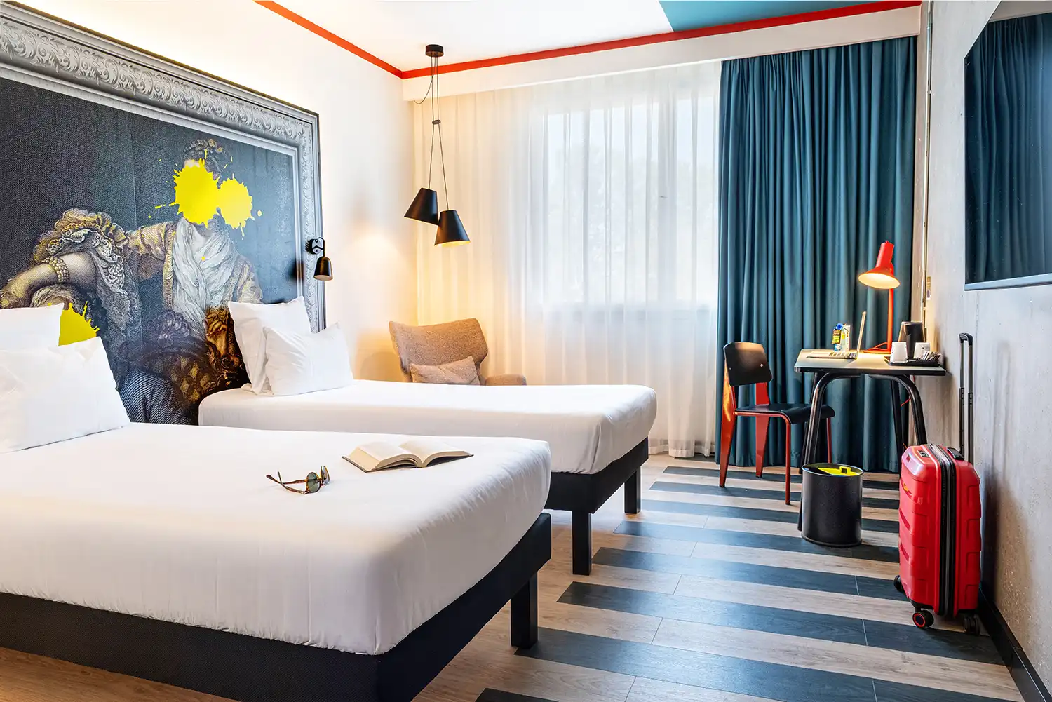Habitación luminosa con cama doble y diseño contemporáneo en el Ibis Styles Barcelona Sant Joan Despí.