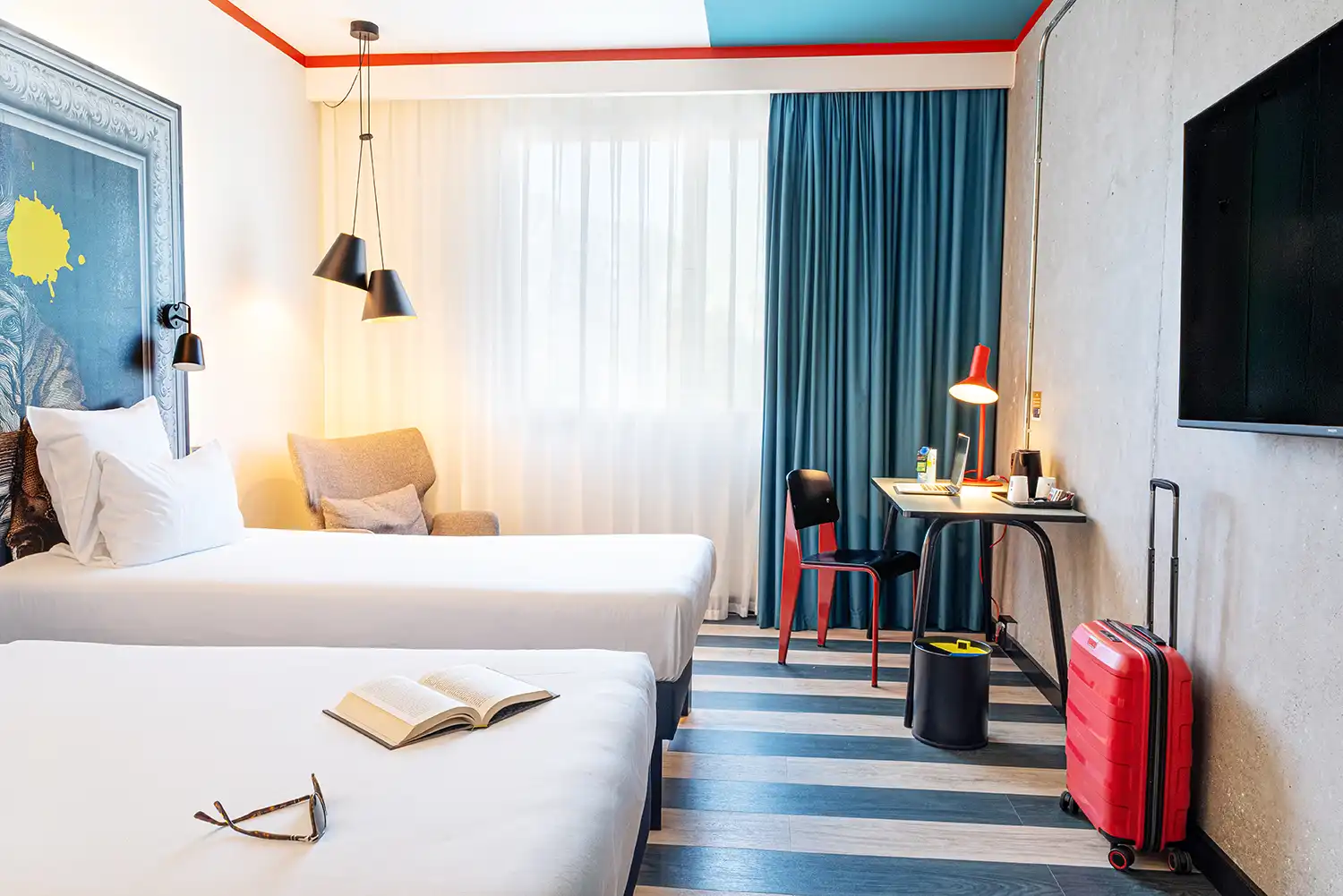 Habitación doble con decoración colorida en el Ibis Styles Barcelona Sant Joan Despí.
