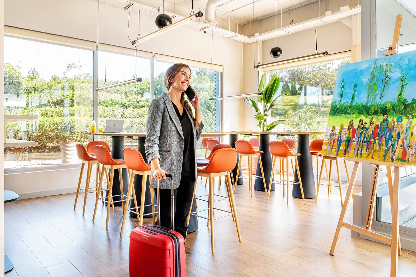 Huésped con maleta en la zona de coworking del Ibis Styles Barcelona Sant Joan Despí.