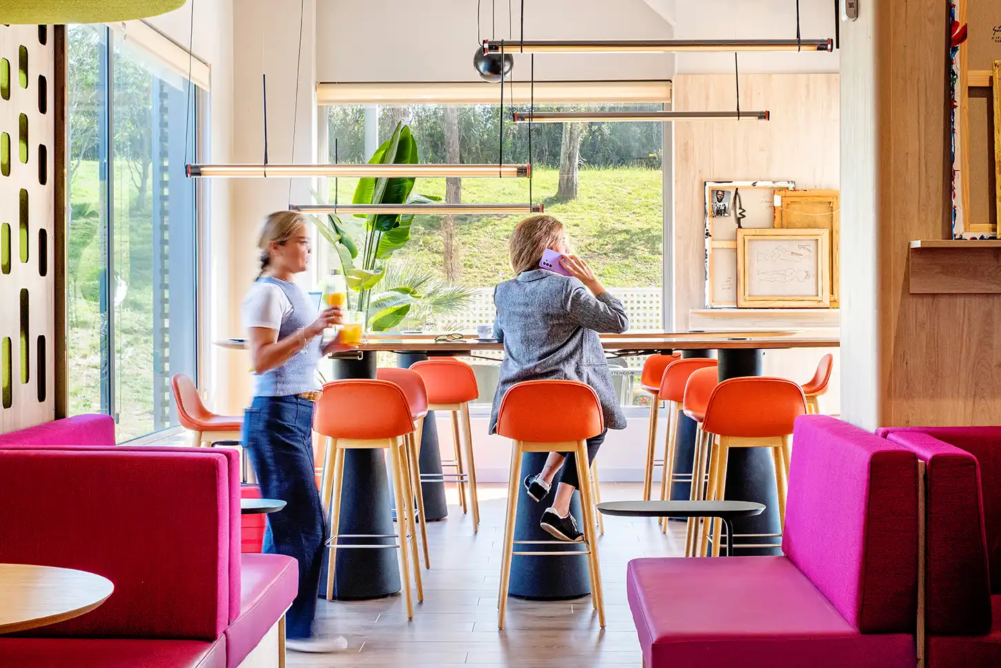 Zona de coworking con 2 huespedes del hotel