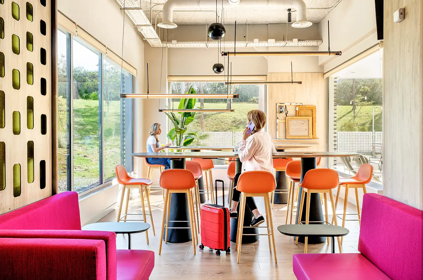 un huesped llamando por telefono en la zona de coworking del hotel