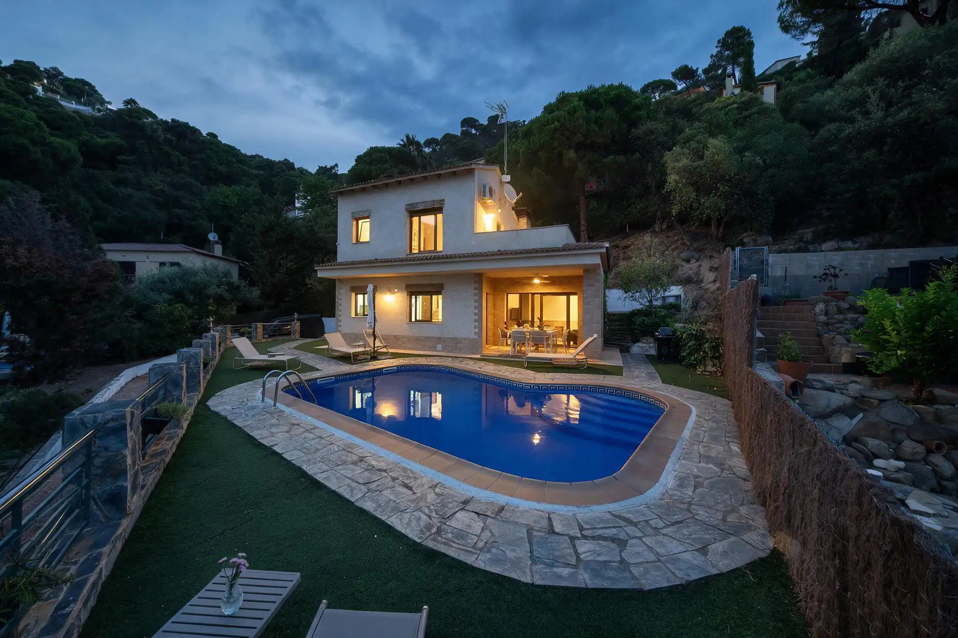 Imagen nocturna de una vivienda creada con IA a partir de una fotografía profesional