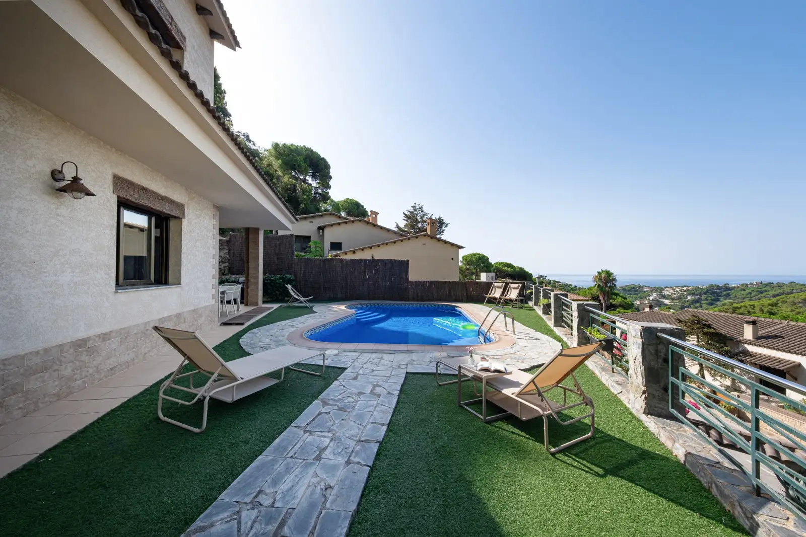 Imagen original tomada durante el día de la piscina de la vivienda
