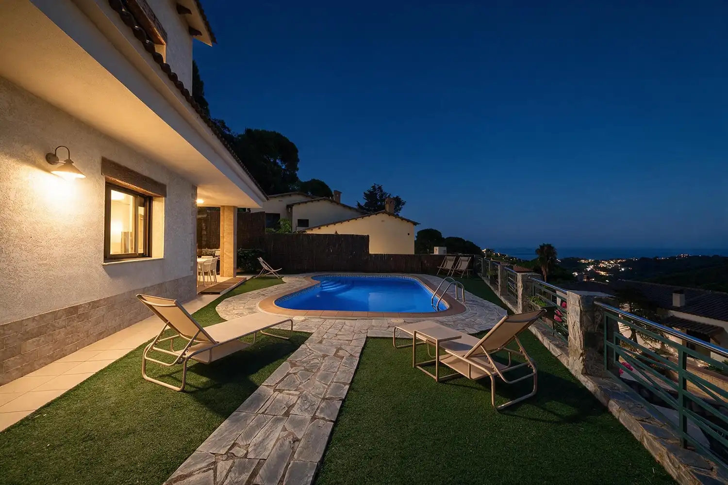 Imagen creada con IA de la piscina de la vivienda por la noche