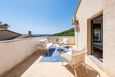 Imagen de la terraza original tomada durante el día