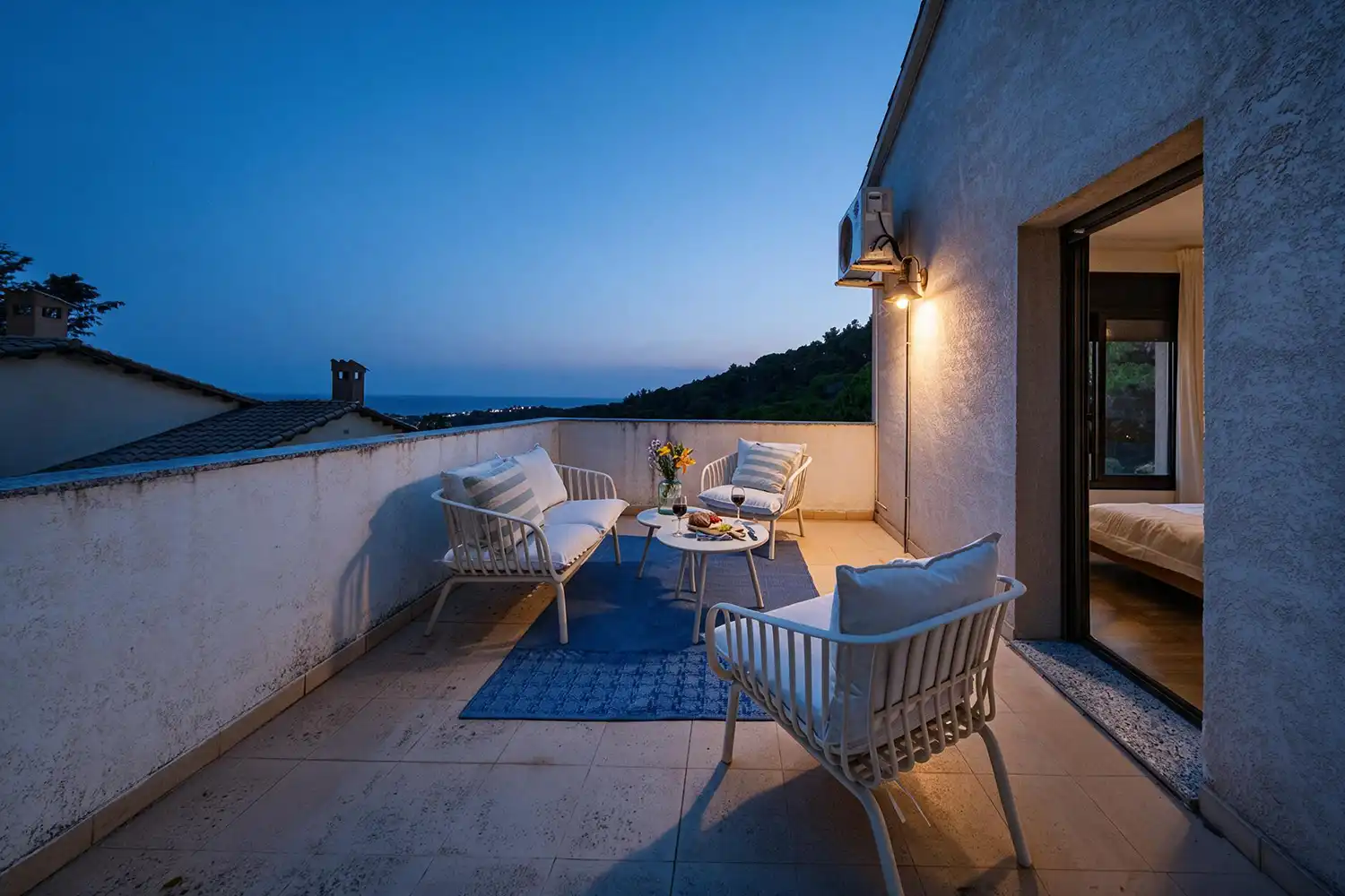 Terraza exterior con iluminación nocturna recreada mediante Magnific AI