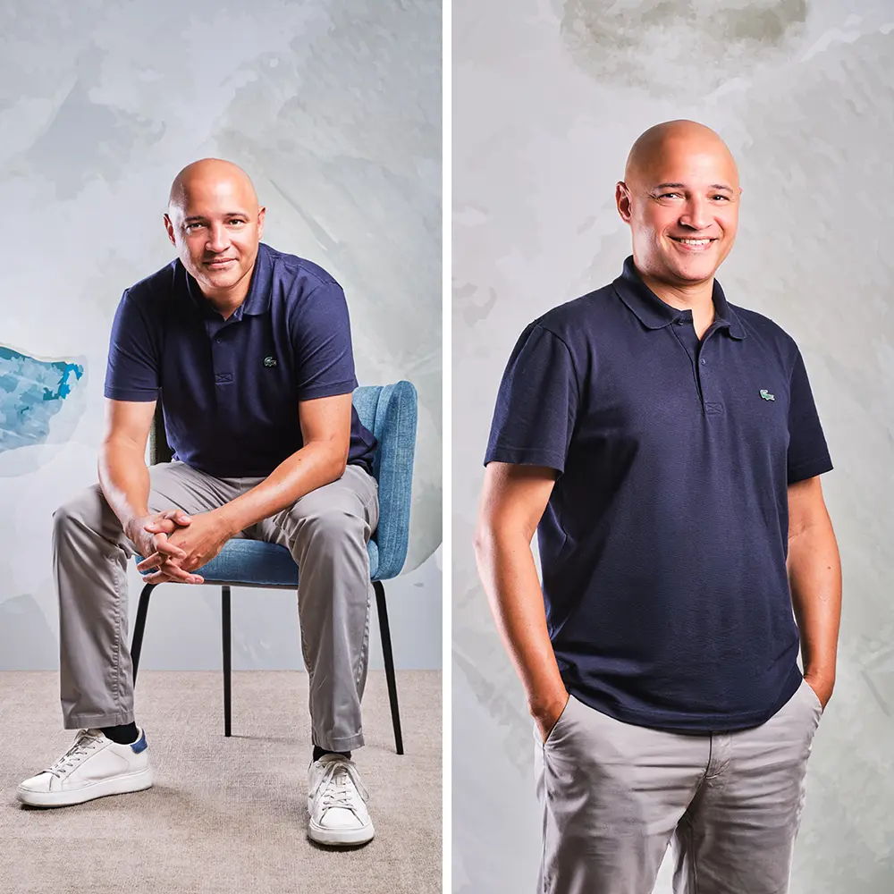 Dos retratos corporativos, uno sentado y otro de pie, de un integrante del equipo de BOATS GROUP con camisa azul