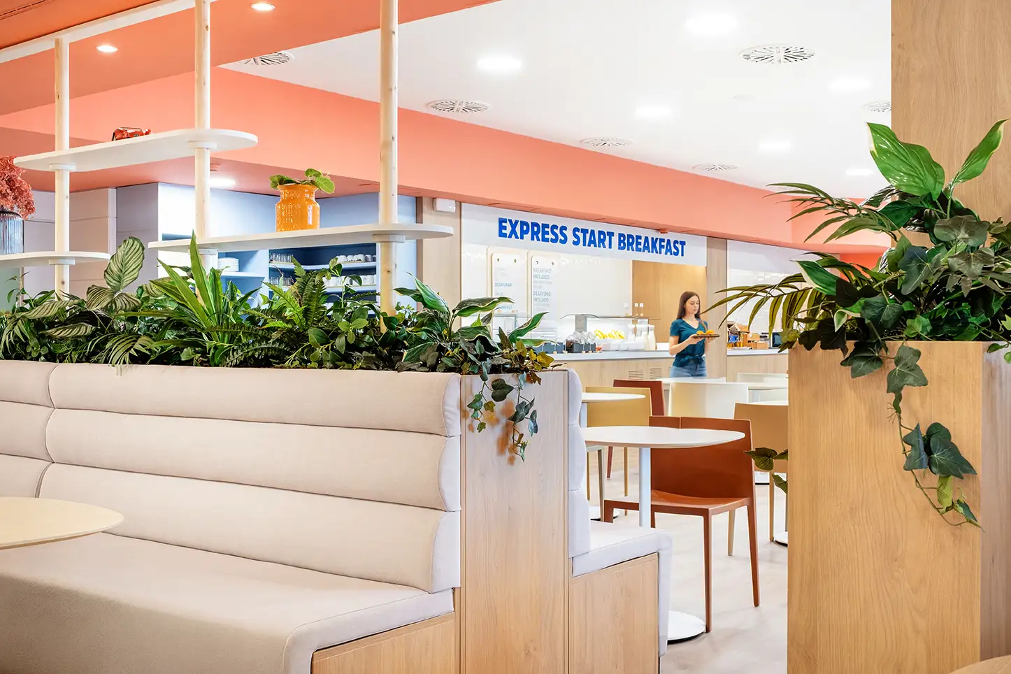 Fotografía de la zona de desayunos renovada del Holiday Inn Express Montmeló