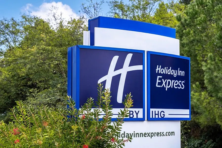 Nueva señalética exterior de Holiday Inn Express Barcelona Montmeló