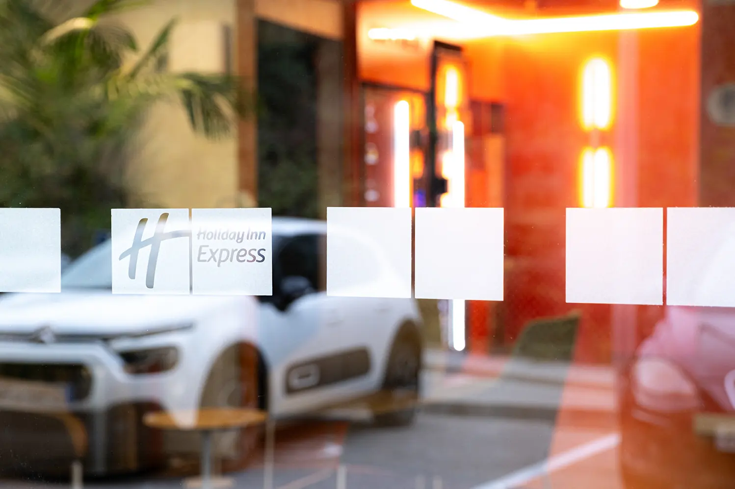 Entrada del Holiday Inn Express Barcelona Montmeló con logotipo corporativo