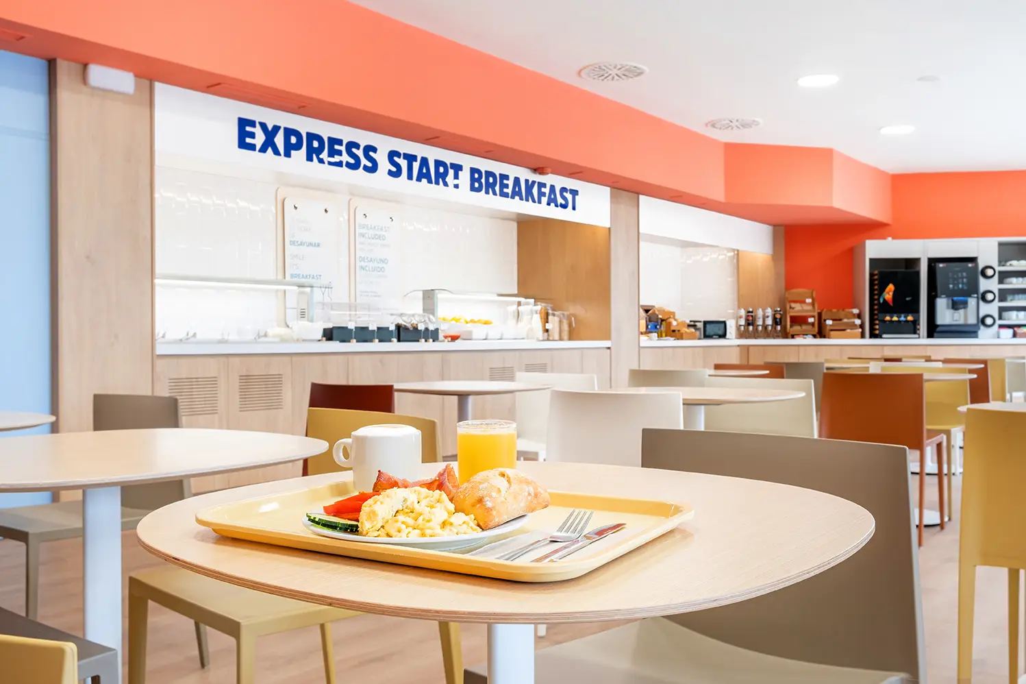 Buffet de desayuno del Holiday Inn Express Barcelona Montmeló