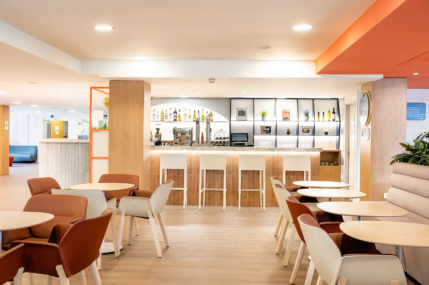 Nuevo bar y zona de descanso del Holiday Inn Express Barcelona Montmeló